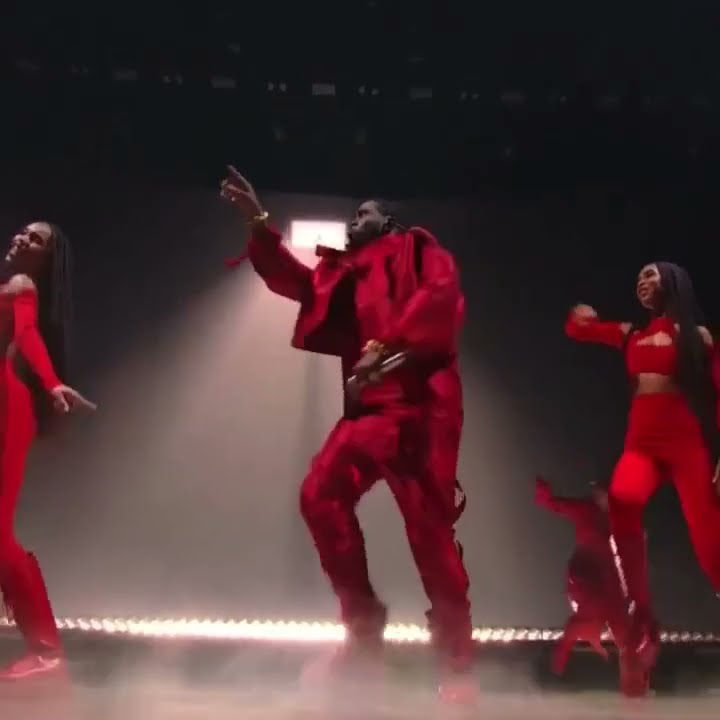 Diddy shares stage with 2 daughters @VMAs #Missyouchallenge #missingyouchallenge #celebrities