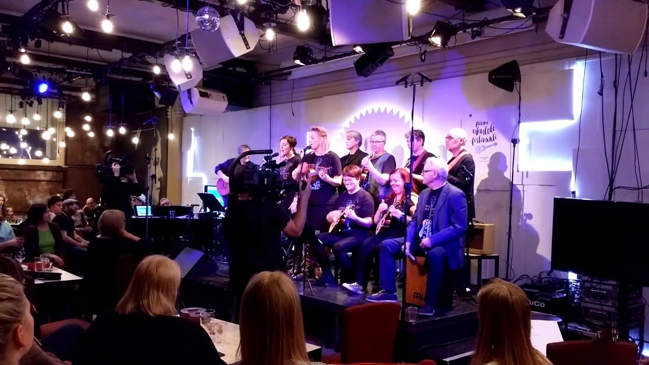 Karkkilan I Ukuleleorkesteri - Kumma kuu - YouTube