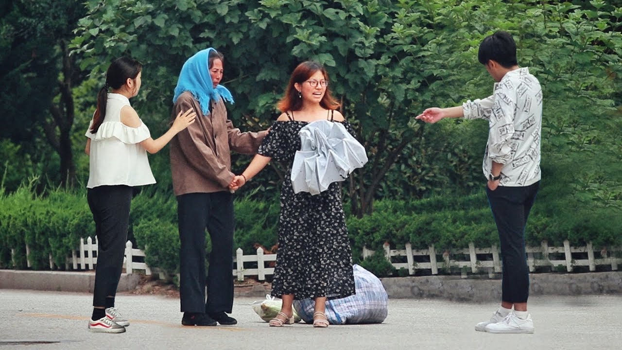 When people see a college student being ashamed of his mother... 大学生儿子嫌弃农村母亲，结果遭路人怼：有好多人连妈妈都没有！