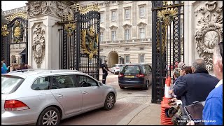 AT THE GATES OF THE PALACE  /  PALATSIN PORTEILLA