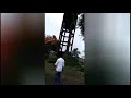 سائق هندي يحاول هدم خزان ماء معلق فسقط الخزان على راسه