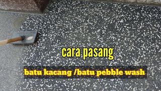 cara pasang batu kacang-batu sikat- batu pebble wash campuran warna hitam dan putih di kolam renang