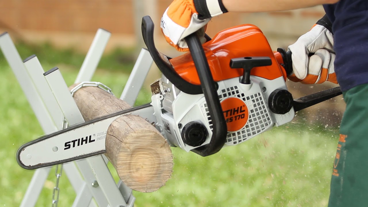 STIHL - Recomendada para atividades de corte de lenha, poda, serviços leves  e uso ocasional em pequenas propriedades, a motosserra STIHL MS 170 possui  elementos que facilitam a operação, além do desenho