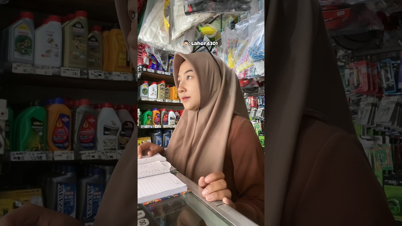 Toko Putri Harapan Motor, lokasinya di dusun Plembon, desa Licin, Banyuwangi, Jawa Timur