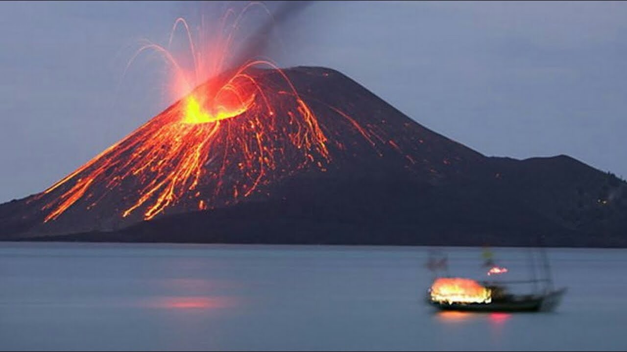 Vidio amatir detik detik gunung  krakatau meletus  juni 2021 