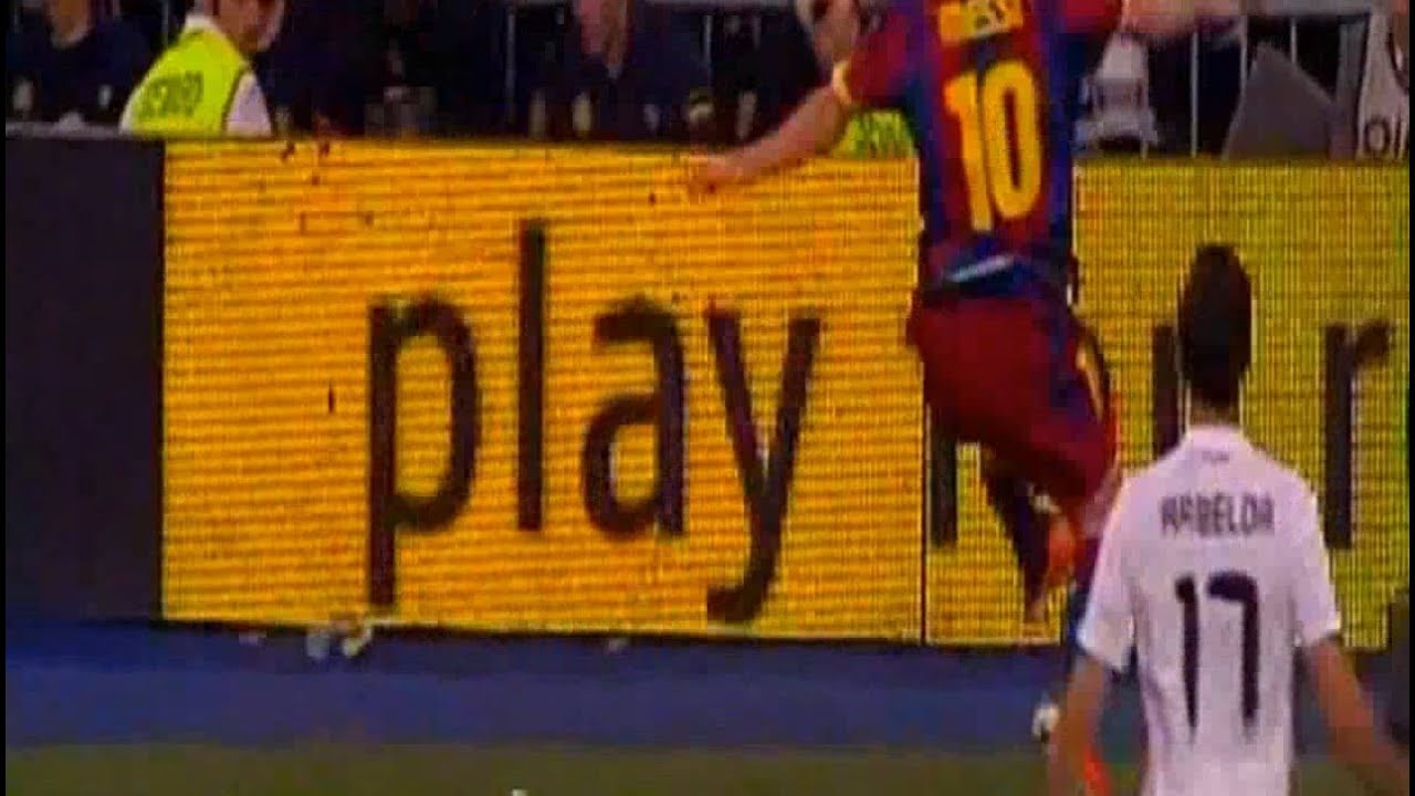 Cristiano Ronaldo laughs at Messi