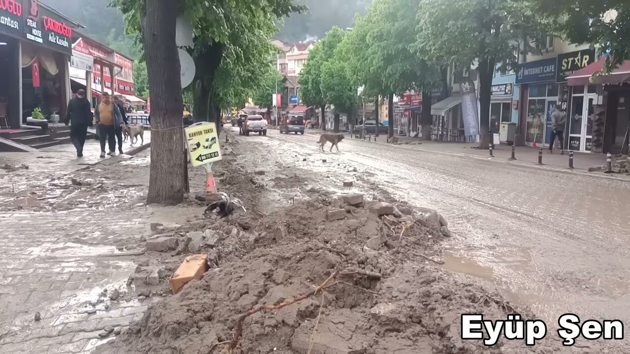 Azdavay'da selin izleri silinmeye çalışıyor