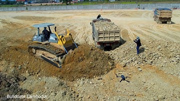 PROFESSIONAL OPERATOR SKILLS MACHINE BULLDOZER KUMATSU PUSHING CLEARING THE SOIL WORKING FAST