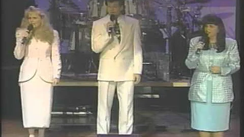 Karen Peck & New River - "God Still Answers Prayer...