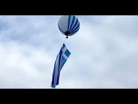 Η μεγαλύτερη Ελληνική σημαία υψώθηκε λίμνη Πλαστήρα Πεζούλα αερόστατο Κυριακή 9 5 2021