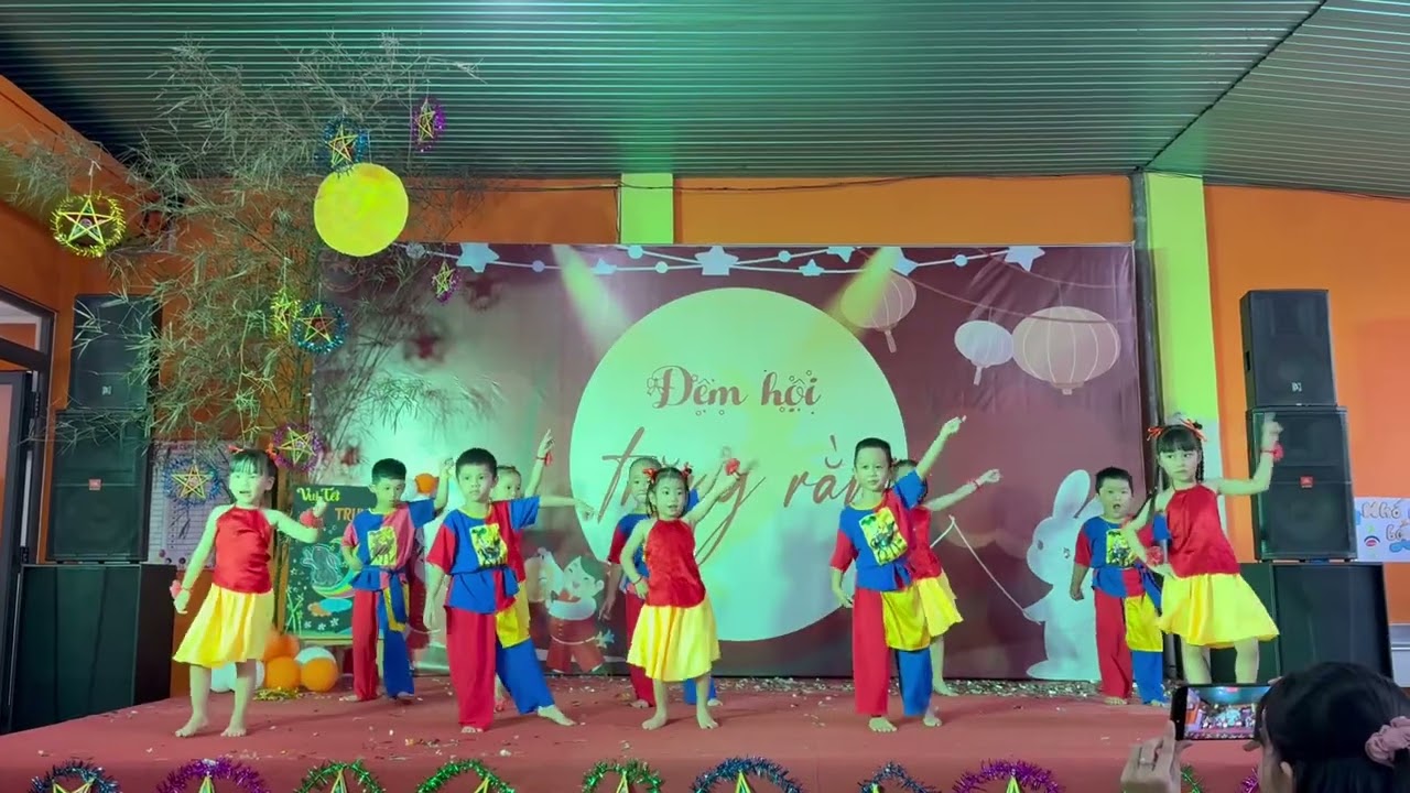Đêm hội trăng rằm - Múa Lồng đèn ngôi sao - Trường Ươm mầm trẻ thơ 2025
