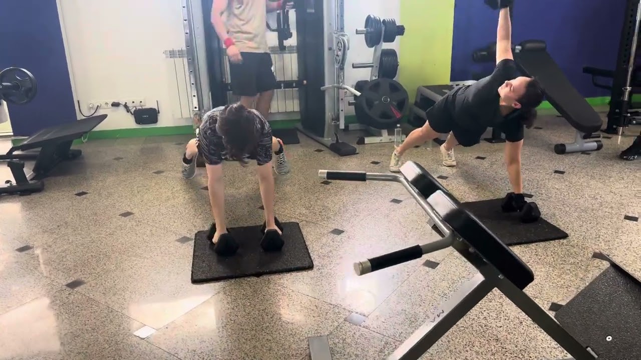 Cris & Mihai Side-floating position with arm raised and weights 🏋️‍♀️31.05