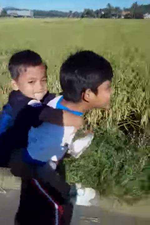 Baim kecil yang sangat peduli pada adiknya unan unan