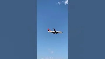 فيديو نادر جدا لهبوط طائرة الخطوط الجوية التركية في مطار طرابزون تركيا الدولي 