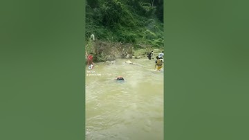 thanh niên miền núi quăng chài mùa nước lũ