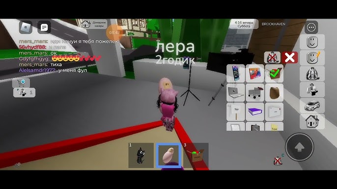 Үлкен есегі бар жалаңаш мулат әйелдің фотосы