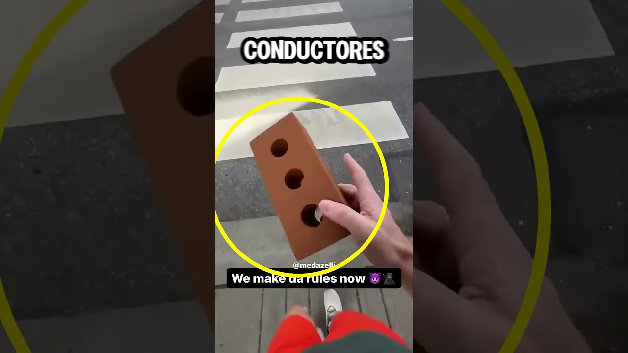Cruza la calle con un LADRILLO en este PAIS..