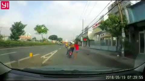 Cướp Táo Tợn Giật Giỏ Xách Và Kéo Lê Cô Gái Trên Đường Hàng Trăm Mét Ở Bình Dương