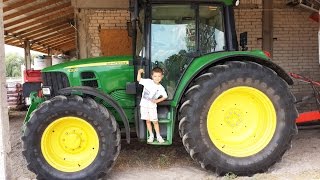 ТРАКТОРА и КОМБАЙНЫ в Польше,смотрим и играем с KINDER & KIDS ! ТРАКТОРА и КОМБАЙНЫ в Польше,смотрим и играем с KINDER & KIDS !