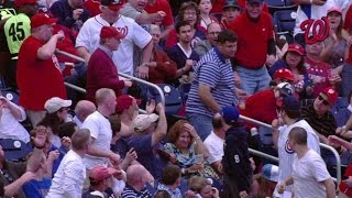 CHC@WSH: Fan makes one-handed catch on foul ball