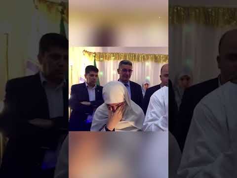 طالبة تهدي والدها ع مرة بعد فوزها في مسابقة قرآنية