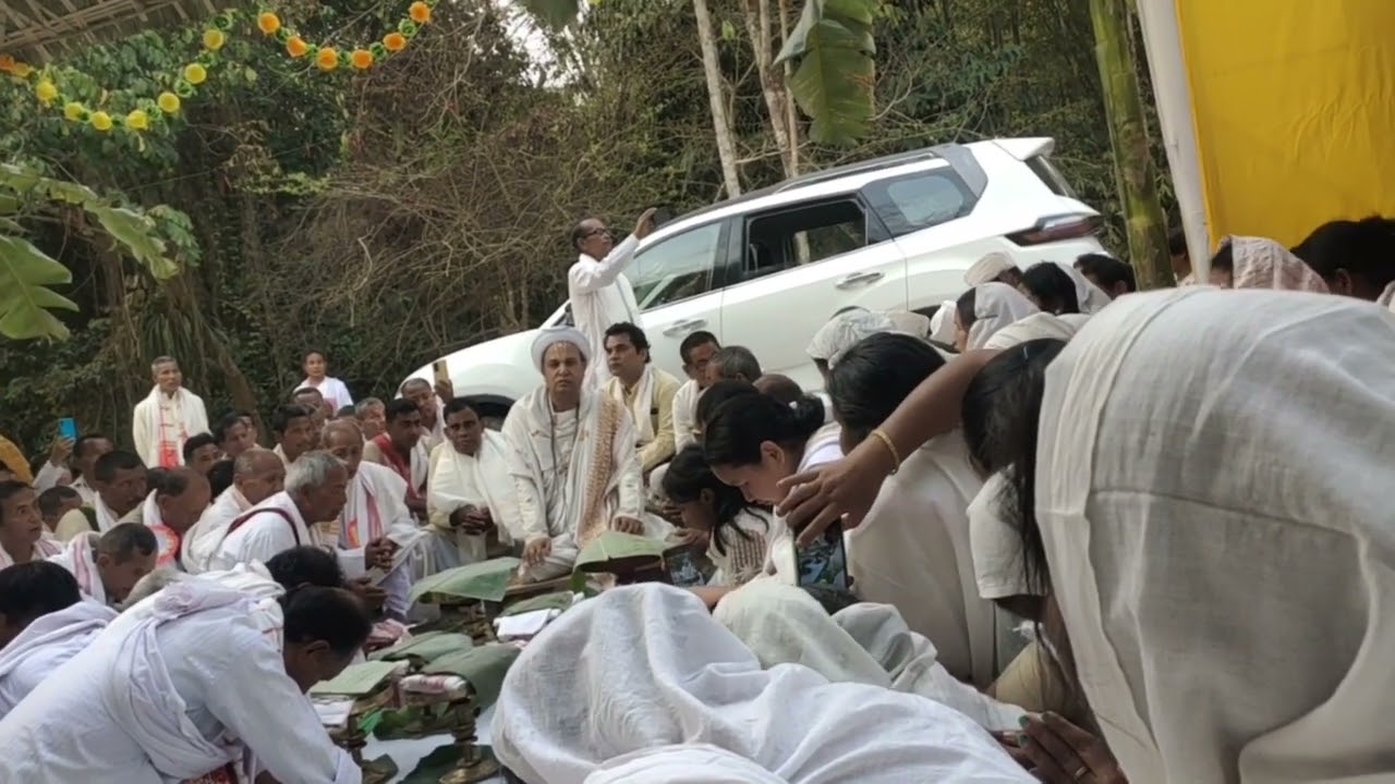 শ্ৰী শ্ৰী আউনীআটী সত্ৰৰ সত্ৰাধিকাৰ পীতাম্বৰ দেৱ গোস্বামীৰ আদৰণিৰ মূহুৰ্ত। ঠেঙাল গাঁওৰ সমূহ ভক্ত ৰাইজ