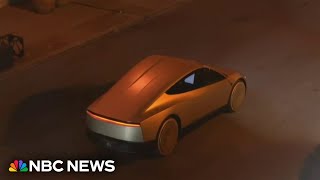 Musk Rolls Out Fully Driverless Car