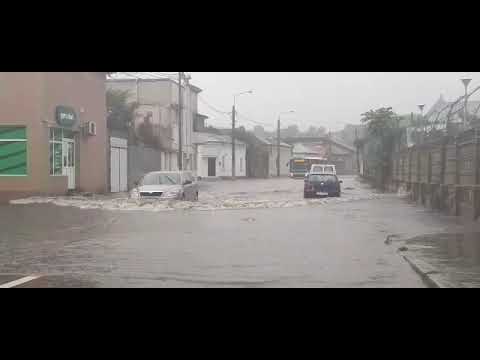 Stradă inundată în Valea Orașului Galați