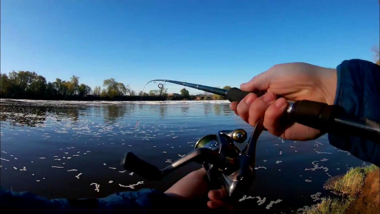 Спиннинг летом видео. Рыбалка на спиннинг. Рыбак со спиннингом. Спиннинг на реке. Москва река джиг.