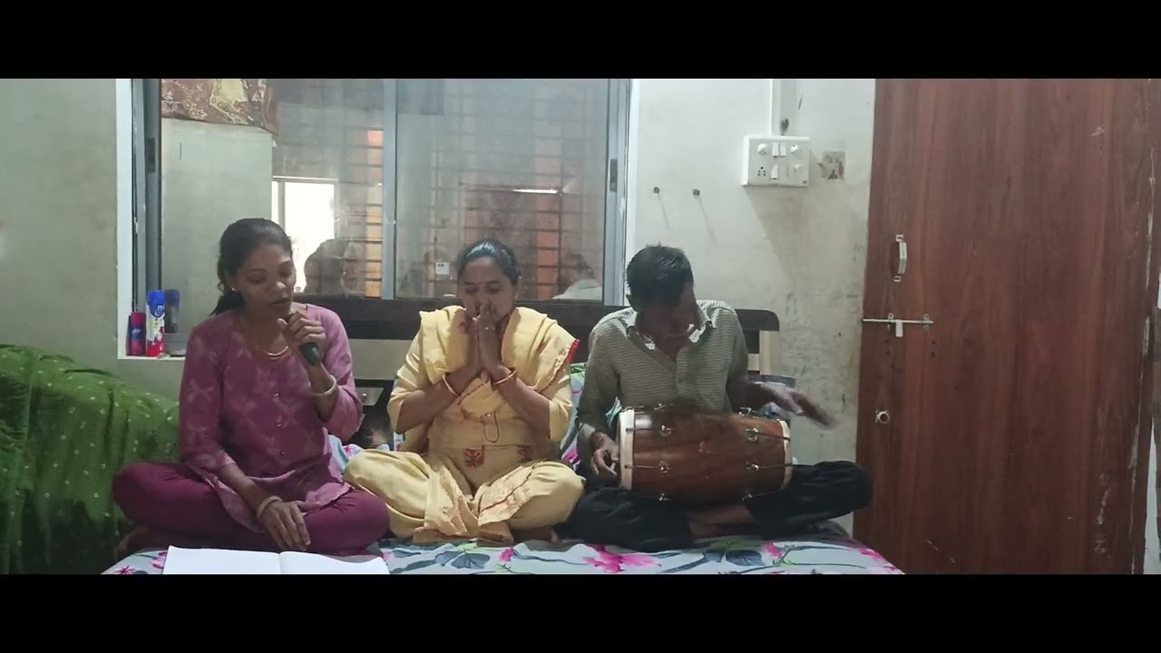 જશોદા મા તમારો કાન મારગડો રોકી માગૅ છે...દાન... ખુબજ સરસ ભજન ગાયલુ છે... સોનમ અને તેજલ..