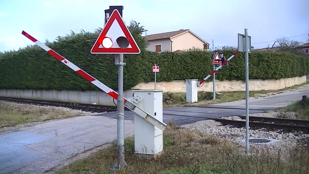Spoorwegovergang Smoljanci (HR) // Railroad crossing // Željeznički prijelaz