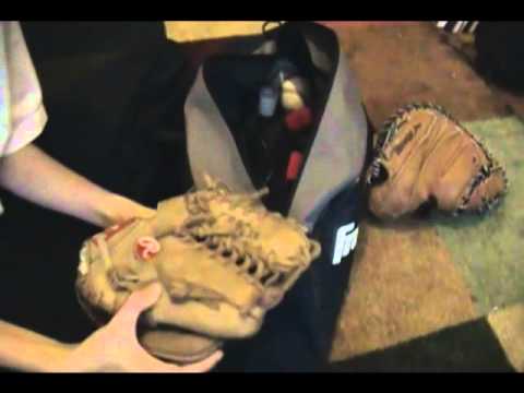 My baseball bag: what's in my bag? - YouTube