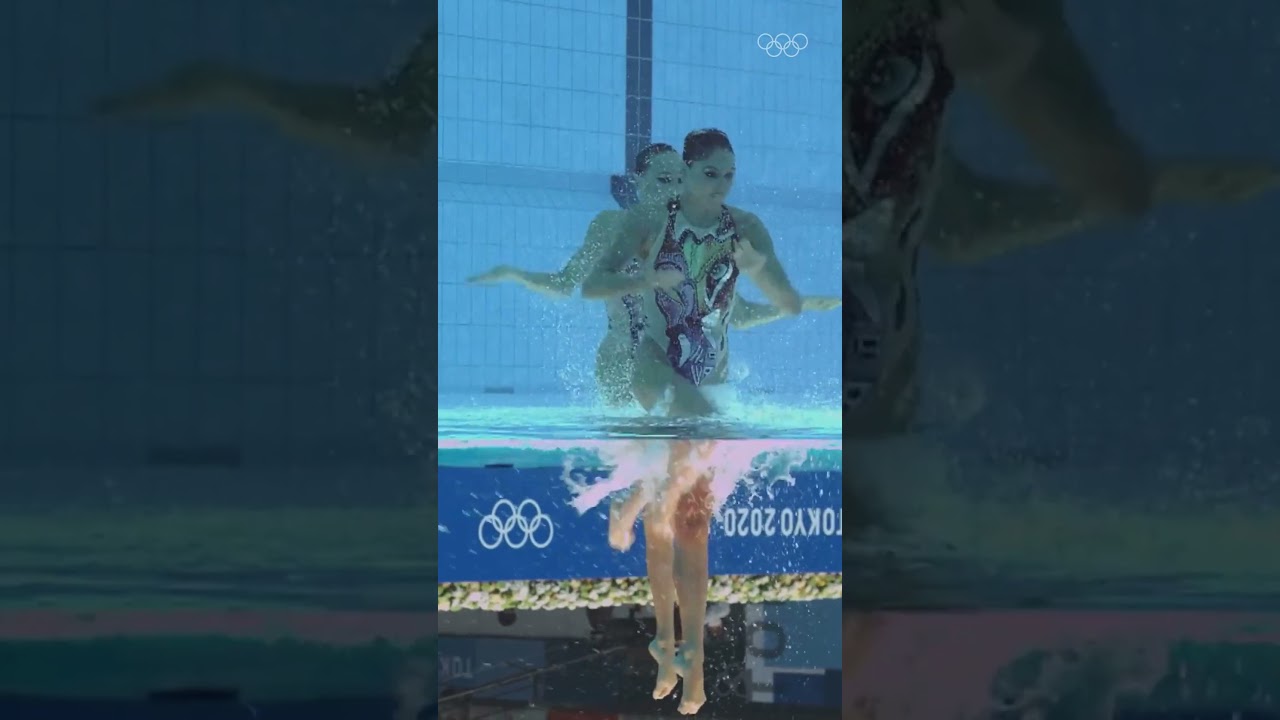 Ever wondered how the athletes keep afloat in artistic swimming? 👀 #Olympics