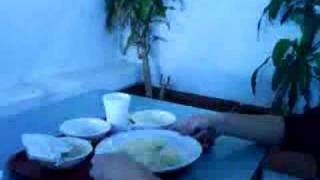 Tuc - To Fagito Pou Apsifa Tin Varya Meal Which Defies Gravity