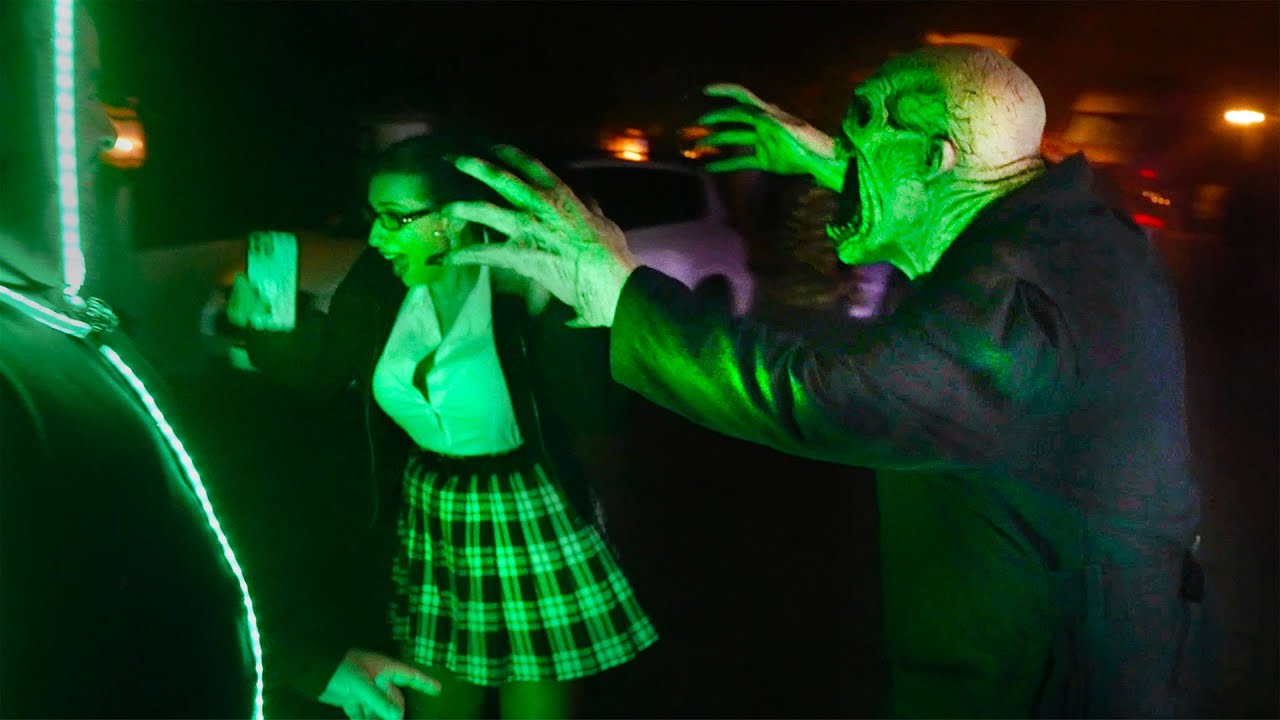 Halloween Scares | Yard Haunt Full of Distortions Props at Dick Van Dykes