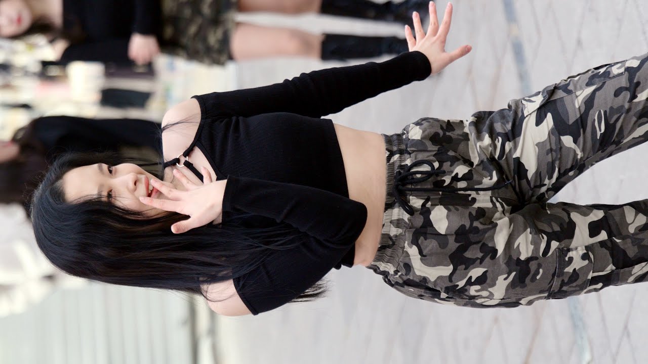 샬몬트 다희 직캠 Charme_mond DaHee FANCAM '라타타' | @홍대 버스킹 231126 - YouTube