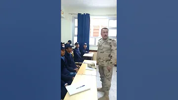 العقيد أثناء الشرح لطلاب الثانوى الصناعي العسكري بأبو حمص 