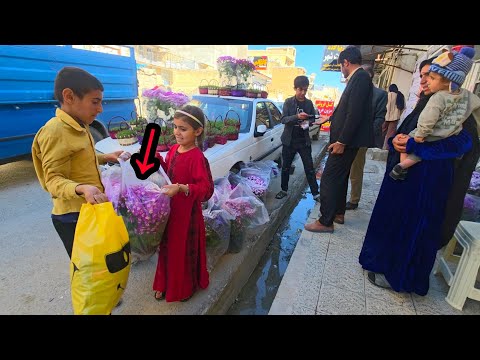 خانواده در حال خرید لباس و هدایای سال نو در بازار