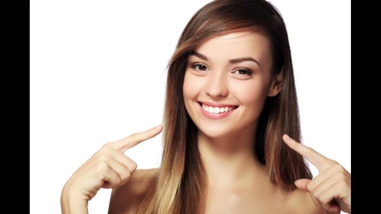 Морщить лоб. Point to your face. Зарядка для лица. Девушка дотрагивается до носа. Улыбчивая девушка.