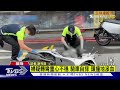 婦疑轉彎重心不穩 騎車自摔 頭撞地滲血｜TVBS新聞 @TVBSNEWS01