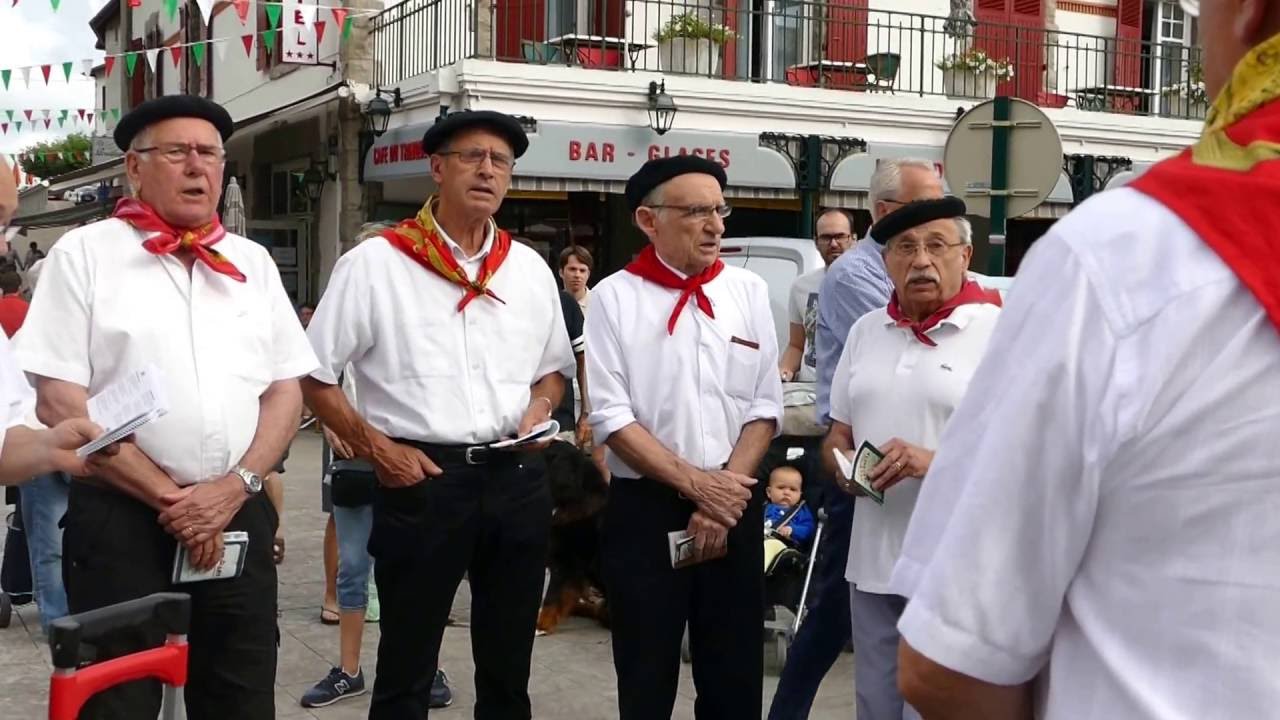 Chants basques au marché de Cambo les Bains...