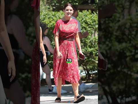 سوري كروز تتألق بفستان غريب مع ابتسامة توم كروز المميزة والمعجبون يذهلون  
