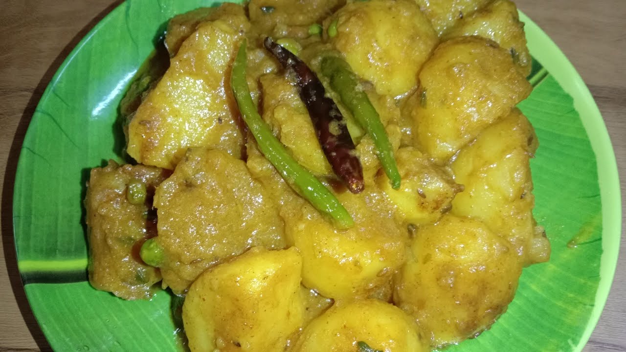 নিরামিশ আলুর দম রেসিপি রুটি পরোটা লুচি ফ্রাইড রাইস পোলাও সব কিছুর সাথে অসাধারণ লাগবে।