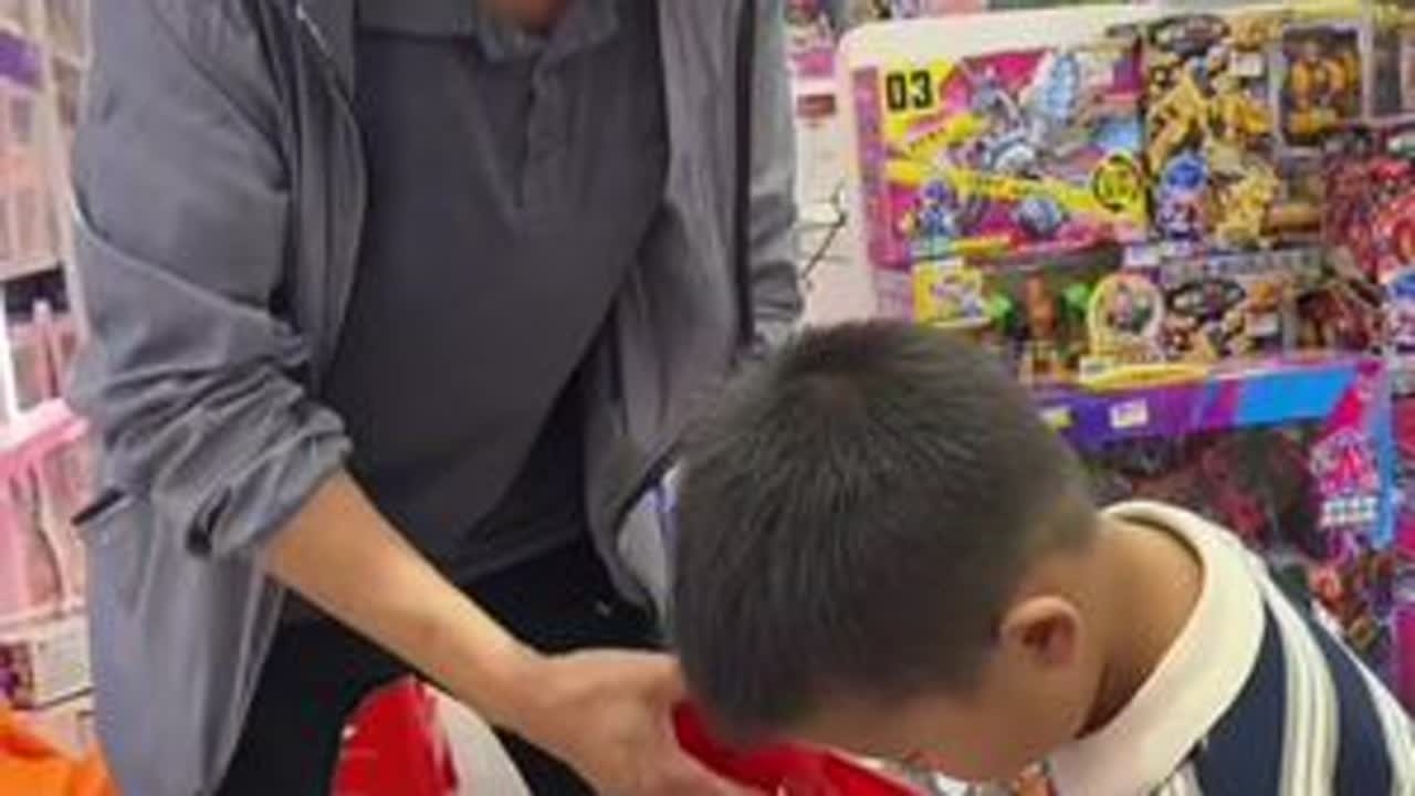 祝大家端午安康！今天过节去超市买点菜回来，公公今天给儿子买了一双凉鞋，在上学不用担心穿拖鞋去上学了，儿子出去看到什么都想要，买回来的东西也不吃，是不是小孩子都是这样的。#新农人计划 #记录真实生...