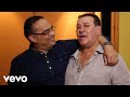 Video thumbnail of "Gilberto Santa Rosa, Tito Rojas - Por la Calle del Medio (Official Video)"