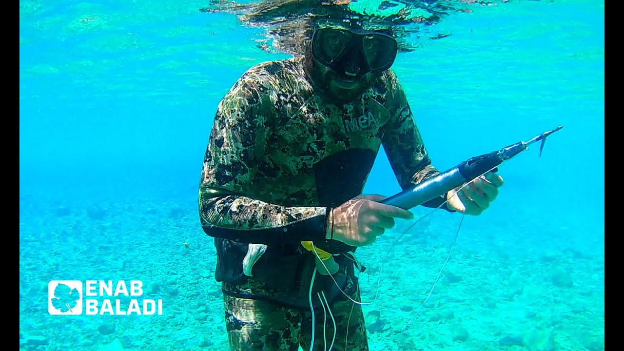 غفار دبل.. يبحث عن رزقه في أعماق العاصي