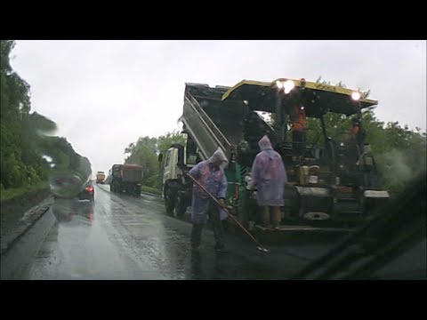 Ложат асфальт в дождь.Вот причина плохих дорог в Украине.
