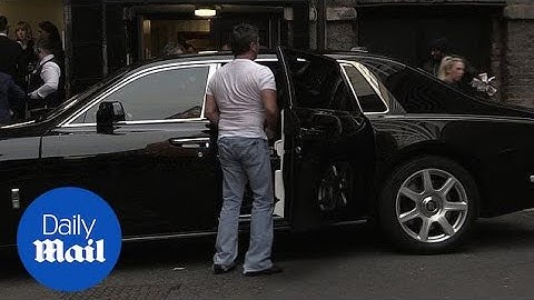 Simon Cowell suffers wardrobe malfunction outside of BGT auditions