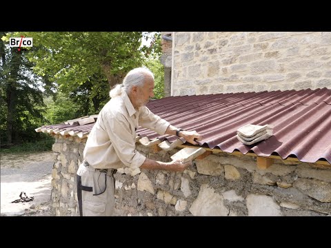 Vidéo: Comment couvrir le toit avec des tuiles métalliques : une réponse simple