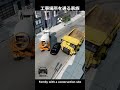工事場所を通る家族 / Family with a construction site